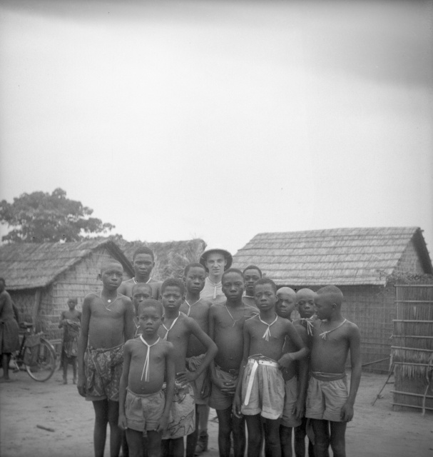 Archief Jan Vansina, Africamuseum, Tervuren, 1954.40.TMP.4 (foto genomen door een onkende fotograaf in oktober 1953 in het dorp Mapey, Kasaïprovincie, DR Congo, tijdens een initiatieceremonie)