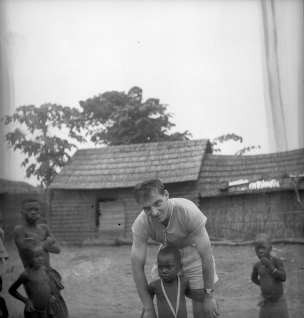 Archief Jan Vansina, Africamuseum, Tervuren, 1954.40.TMP.8 (foto genomen door een onkende fotograaf in oktober 1953 in het dorp Mapey, Kasaïprovincie, DR Congo)