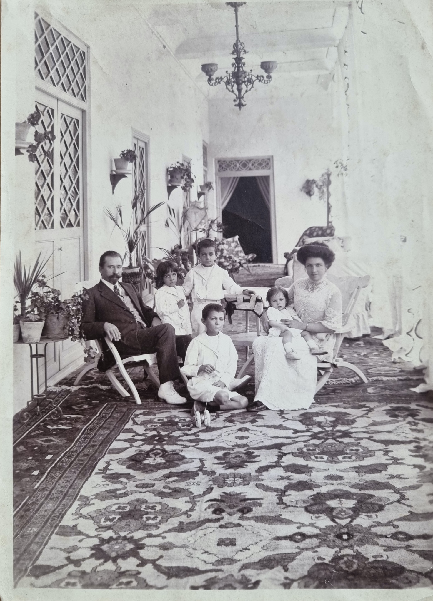 Joseph Mornard entouré de sa famille, probablement à Téhéran vers 1913 (coll. privée Nele Leloup)
